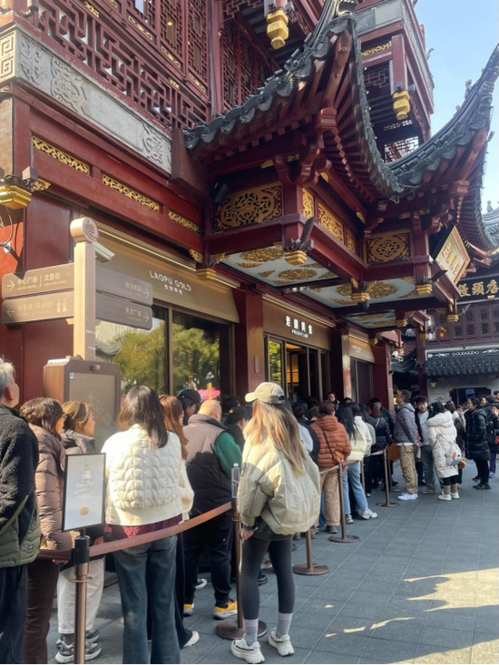 大牛配资网 股价涨超12倍，谁在买老铺黄金？