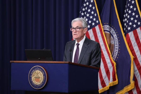 广证策略 特朗普找到鲍威尔“污点”施压升级，分析师：警惕鲍威尔提前离职风险