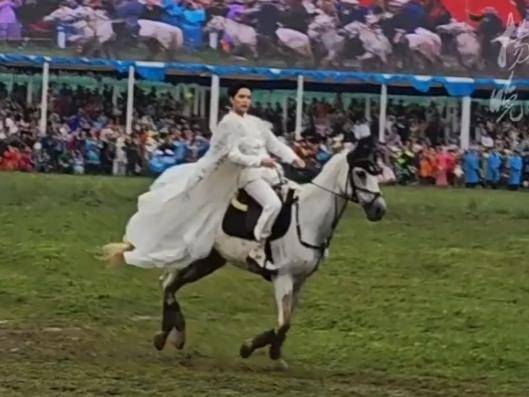 鼎金投资 阿云嘎白马王子造型带领马队方阵入场 千名骑手手持国旗策马奔腾
