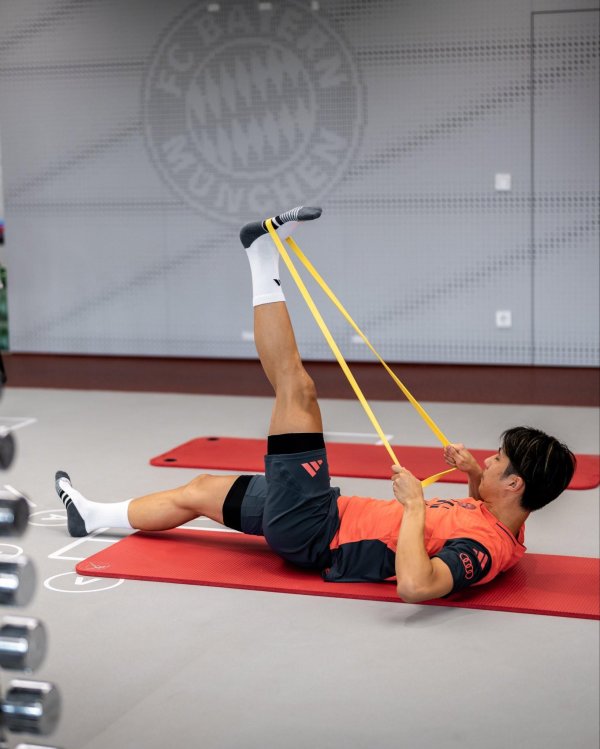 捷希缘配资 已伤缺4个月，记者：拜仁后卫伊藤洋辉重新恢复跑步训练